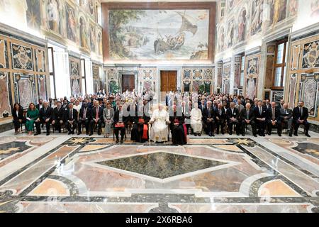 Vatikan, Vatikan. Mai 2024. **KEIN LIBRI** Italien, Rom, Vatikan, 16.05.2024. Papst Franziskus empfängt in privater Audienz Teilnehmer des Treffens, das von den Päpstlichen Akademien der Wissenschaften und Sozialwissenschaften im Vatikan gesponsert wird. Foto von VATIKANISCHEN MEDIEN /Catholic Press Photo Credit: Independent Photo Agency/Alamy Live News Stockfoto