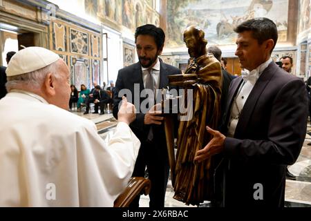 Vatikan, Vatikan. Mai 2024. **KEIN LIBRI** Italien, Rom, Vatikan, 16.05.2024. Papst Franziskus empfängt in privater Audienz Teilnehmer des Treffens, das von den Päpstlichen Akademien der Wissenschaften und Sozialwissenschaften im Vatikan gesponsert wird. Foto von VATIKANISCHEN MEDIEN /Catholic Press Photo Credit: Independent Photo Agency/Alamy Live News Stockfoto