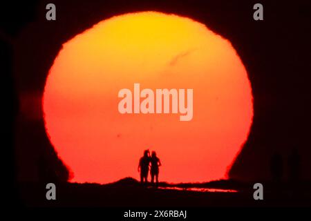 Isle Of Palms, Usa. Mai 2024. Super-Tele-Blick auf den dramatischen Sonnenaufgang mit einem Paar von der Sonne, die über dem Atlantik aufgeht, am 16. Mai 2024 auf der Isle of Palms, South Carolina. Quelle: Richard Ellis/Richard Ellis/Alamy Live News Stockfoto