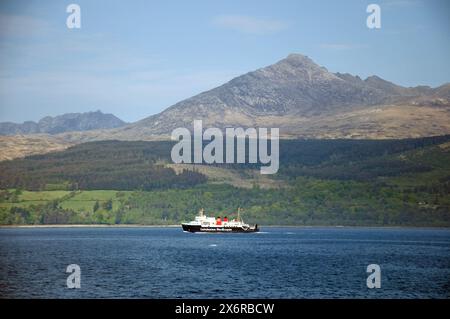 Blick auf die Heilige Insel von Lamlash, Isle of Arran, Schottland, Großbritannien. Die Holy Island oder Holy Isle (schottisch-gälisch: Eilean MoLaise) ist eine Insel im Firt Stockfoto