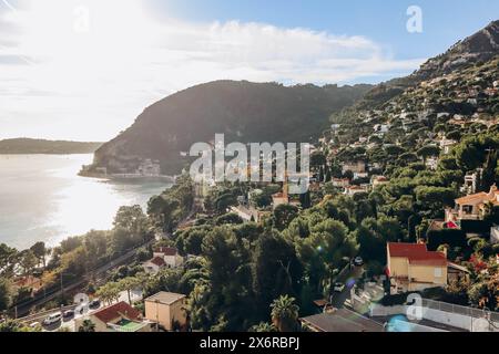 Blick auf Eze-sur-mer vom malerischen Nietzsche Trail an der französischen Riviera Stockfoto