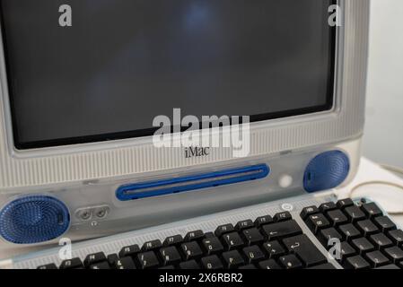 Berlin-Mitte Themenbild - Apple iMac G3 im Museum Deutsche Kinemathek Berlin, 12.05.2024 Themenbild - Apple iMac G3 im Museum Deutsche Kinemathek Berlin, 12.05.2024 iMac G3 1998 von Apple in Blau bei der Ausstellung vom Museum Deutsche Kinemathek Museum für Film und Fernsehen im Sony Center am Potsdamer Platz, Berlin. *** Berlin Mitte Themenbild Apple iMac G3 im Museum Deutsche Kinemathek Berlin, 12 05 2024 Themenbild Apple iMac G3 im Museum Deutsche Kinemathek Berlin, 12 05 2024 iMac G3 1998 von Apple in blau bei der Ausstellung des Museums Deutsche Kinemathek Museum für Film an Stockfoto