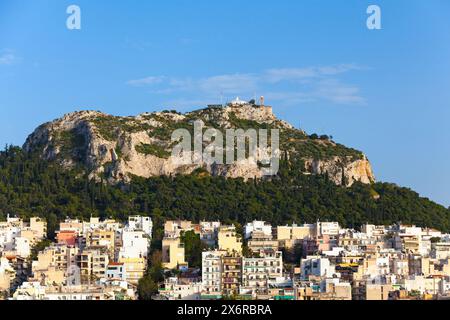 Stadtbild von Athen mit der Metropolitan Cathedral von Athen, der Kirche St. Dionysius dem Areopagiten und der Kirche St. Georg auf dem Gipfel des Mount L Stockfoto