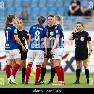 Oslo, Norwegen. Mai 2024. Oslo, Norwegen, 15. Mai 2024: Spieler von Valerenga sprechen mit dem Schiedsrichter nach dem Fußballspiel der Toppserien League zwischen Valerenga und Rosenborg in der Intility Arena in Oslo, Norwegen (Ane Frosaker/SPP) Credit: SPP Sport Press Photo. /Alamy Live News Stockfoto