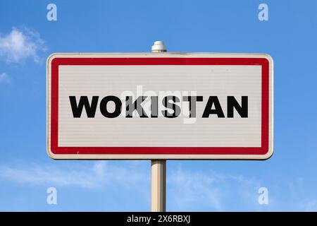 Ein französisches Einreisezeichen vor blauem Himmel mit Schriftzug im mittleren Wokistan. Stockfoto