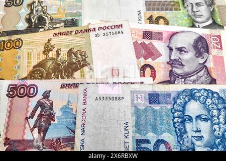 Nahaufnahme eines Stapels russischer Rubel und kroatischer Kuna. Stockfoto