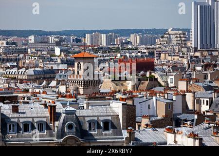 Turm des Pôle de Biologie du Développement et Cancer mit hinterem roten Ziegelstein, Institut d'Art et d'Archéologie. Stockfoto