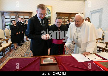 Vatikan, Vatikan. Mai 2024. **KEIN LIBRI** Italien, Rom, Vatikan, 16.05.2024. Papst Franziskus empfängt in Privataudienz Herrn Edgars Rinkēvičs, den Präsidenten der Republik Lettland im Vatikan. Foto von VATIKANISCHEN MEDIEN /Catholic Press Photo Credit: Independent Photo Agency/Alamy Live News Stockfoto