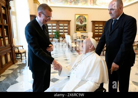 Vatikan, Vatikan. Mai 2024. **KEIN LIBRI** Italien, Rom, Vatikan, 16.05.2024. Papst Franziskus empfängt in Privataudienz Herrn Edgars Rinkēvičs, den Präsidenten der Republik Lettland im Vatikan. Foto von VATIKANISCHEN MEDIEN /Catholic Press Photo Credit: Independent Photo Agency/Alamy Live News Stockfoto