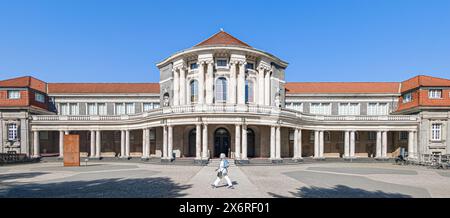 Hamburg, Deutschland. Mai 2024. Blick auf den Eingangsbereich des historischen Hauptgebäudes der Universität Hamburg in Edmund-Siemers-alle 1. Quelle: Markus Scholz/dpa/Alamy Live News Stockfoto