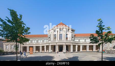 Hamburg, Deutschland. Mai 2024. Blick auf den Eingangsbereich des historischen Hauptgebäudes der Universität Hamburg in Edmund-Siemers-alle 1. Quelle: Markus Scholz/dpa/Alamy Live News Stockfoto