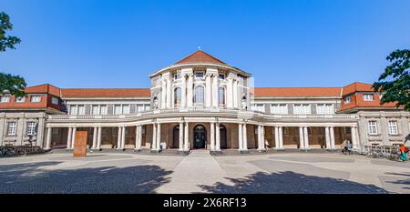 Hamburg, Deutschland. Mai 2024. Blick auf den Eingangsbereich des historischen Hauptgebäudes der Universität Hamburg in Edmund-Siemers-alle 1. Quelle: Markus Scholz/dpa/Alamy Live News Stockfoto