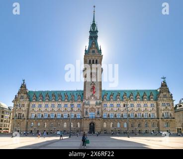 Hamburg, Deutschland. Mai 2024. Blick über den Rathausmarkt zum Hamburger Rathaus, Sitz des Hamburger Parlaments und des Senats der Freien und Hansestadt Hamburg. Quelle: Markus Scholz/dpa/Alamy Live News Stockfoto