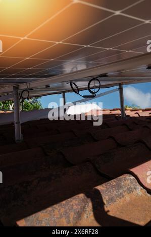 Klemmhalterungen für die Montage von Solarpaneelen auf dem Lehmdach aus Nahsicht Stockfoto