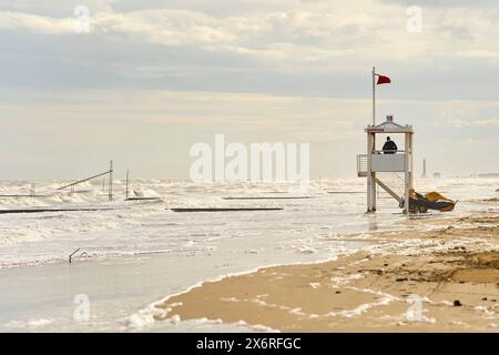 Lido di Jesolo, Italien - 2. Mai 2024: Rote Flagge am Meer oder Strand von Lido di Jesolo. Schwimmverbot wegen Stürmen im Meer *** Rote Flagge am Meer bzw Strand von Lido di Jesolo. Badeverbot aufgrund von Unwetter im Meer Stockfoto