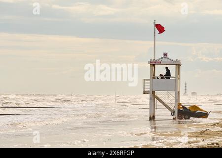 Lido di Jesolo, Italien - 2. Mai 2024: Rote Flagge am Meer oder Strand von Lido di Jesolo. Schwimmverbot wegen Stürmen im Meer *** Rote Flagge am Meer bzw Strand von Lido di Jesolo. Badeverbot aufgrund von Unwetter im Meer Stockfoto