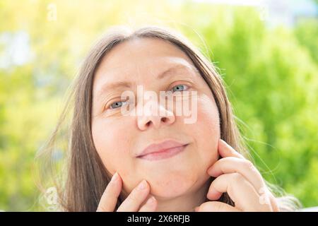 Doppelkinngesicht reife Frau 50 Jahre alt, menschliches Fett Hals, Seitenansicht, Falten auf der Haut, Facelift, altersbedingte Hautveränderungen, Ästhetische Injektion cosme Stockfoto