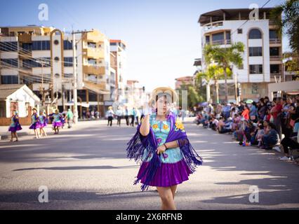 Mädchen, das typische Kleidung in der Parade trägt. Stockfoto