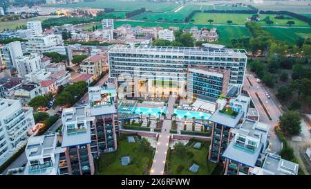 Luftbildhotel am Strand Stockfoto