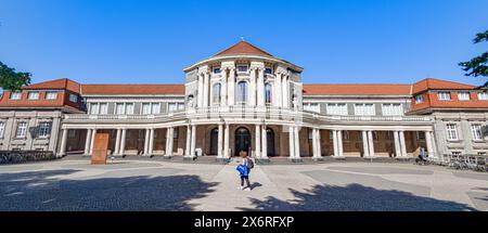 Hamburg, Deutschland. Mai 2024. Blick auf den Eingangsbereich des historischen Hauptgebäudes der Universität Hamburg in Edmund-Siemers-alle 1. Quelle: Markus Scholz/dpa/Alamy Live News Stockfoto