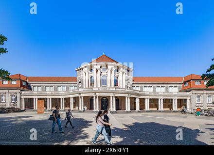 Hamburg, Deutschland. Mai 2024. Blick auf den Eingangsbereich des historischen Hauptgebäudes der Universität Hamburg in Edmund-Siemers-alle 1. Quelle: Markus Scholz/dpa/Alamy Live News Stockfoto