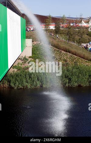 Nahaufnahme eines temporären Wasserfalls über dem Fluss Lea im Queen Elizabeth II Olympic Park während der Paralympischen Spiele 2012 in London. Stockfoto