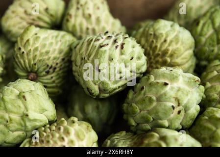 Atemoya, eine Mischung aus zwei Früchten, dem Zuckerapfel (Annona squamosa) und dem Cherimoya (Annona cherimola) Stockfoto