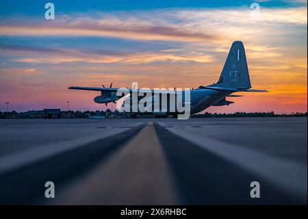 Ein HC-130J Combat King II, der der 71st Rescue Squadron zugeteilt wurde, sitzt auf der Fluglinie während der Übung Ready Tiger 24-1 bei der Savannah Air National Guard Stockfoto