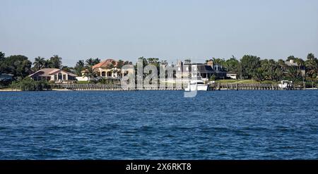 Atlantic Intracoastal Waterway Szene, ICW, Häuser am Wasser, Docks, Boote, Frühling, Florida Stockfoto