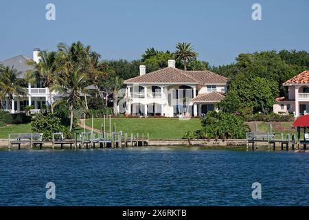 Atlantic Intracoastal Waterway Szene, ICW, Häuser am Wasser, Docks, Frühling, Florida Stockfoto