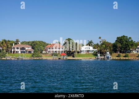 Atlantic Intracoastal Waterway Szene, ICW, Häuser am Wasser, Docks, Boote, Bäume, Frühling, Florida Stockfoto