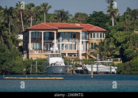 Atlantic Intracoastal Waterway Szene, ICW, großes Haus am Wasser, Docks, Boote, Bäume, Frühling, Florida Stockfoto