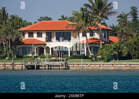 Atlantic Intracoastal Waterway Szene, ICW, großes Haus am Wasser, attraktiv, Ziegeldach, Balkon, Dock, Bäume, Frühling, Florida Stockfoto