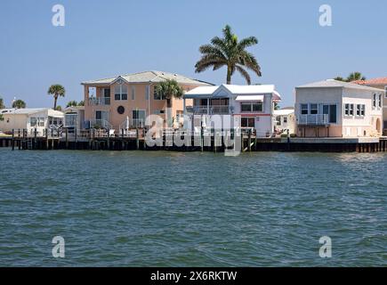 Atlantic Intracoastal Waterway Scene, ICW, Häuser, nah beieinander, Docks, Palmen, Frühling, Florida Stockfoto