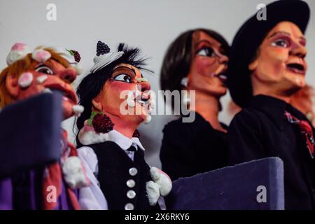 Köln, Deutschland. April 2024. Marionetten stehen an einer Wand im Hänneschen Theater. Das Hänneschen Theater besteht seit 222 Jahren. Es ist eines der größten und ältesten Marionettentheater Deutschlands. Quelle: Oliver Berg/dpa/Alamy Live News Stockfoto