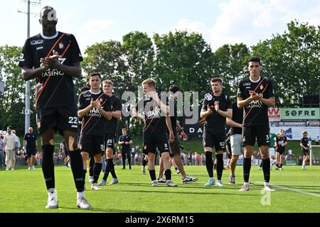 Deinze, Belgien. Mai 2024. Die Spieler von Deinze danken den Fans nach einem Fußballspiel zwischen KMSK Deinze und SK Lommel im Finale der Promotion Play offs - zweites Leg in der Challenger Pro League 2023-2024, am Montag, den 12. Mai 2024 in Deinze, Belgien. Quelle: Sportpix/Alamy Live News Stockfoto