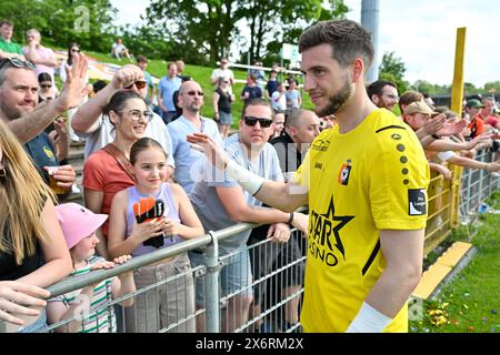 Deinze, Belgien. Mai 2024. Spieler von Deinze mit Nacho Miras (31) von KMSK Deinze dankt den Fans nach einem Fußballspiel zwischen KMSK Deinze und SK Lommel im Finale der Aufstiegsspiele - zweites Leg in der Challenger Pro League 2023-2024 Saison, am Montag, den 12. Mai 2024 in Deinze, Belgien. Quelle: Sportpix/Alamy Live News Stockfoto