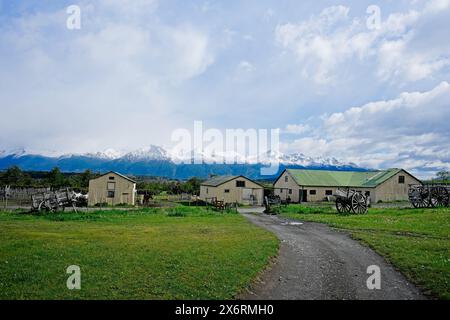 Eine Estancia im Nationalpark Los Glaciares, umgeben von grünen Hügeln, schneebedeckten Bergen und dem Argentino-See. Stockfoto