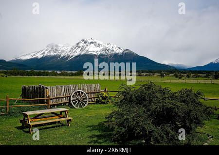 Eine Estancia im Nationalpark Los Glaciares, umgeben von grünen Hügeln, schneebedeckten Bergen und dem Argentino-See. Stockfoto