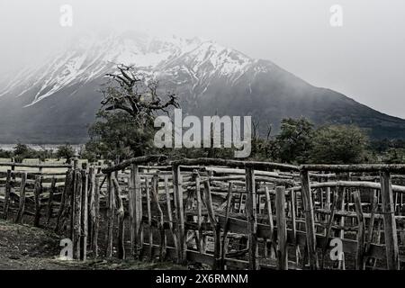 Eine Estancia im Nationalpark Los Glaciares, umgeben von grünen Hügeln, schneebedeckten Bergen und dem Argentino-See. Stockfoto