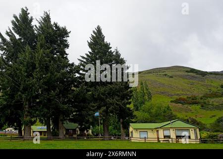 Eine Estancia im Nationalpark Los Glaciares, umgeben von grünen Hügeln, schneebedeckten Bergen und dem Argentino-See. Stockfoto