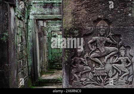 Stammeszeichnungen Von Menschen In Stein Gemeißelt In Angkor Wat, Siem Reap, Kambodya Stockfoto