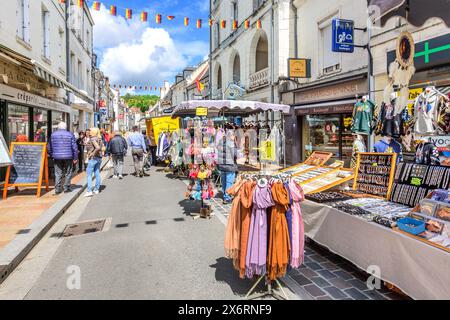 Geschäftige geschlossene Straße am Markttag mit Händlern - Loches, Indre-et-Loire (37), Frankreich. Stockfoto