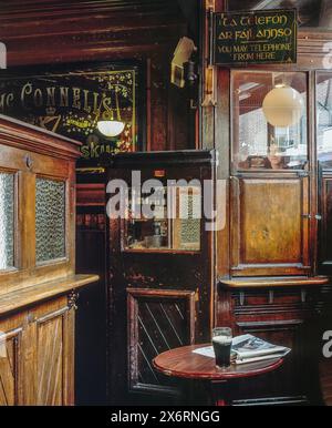 The Snug in Doheny & Nesbitt, einem berühmten alten Pub an der Baggot Street, Dublin, Irland. Ein schönes Beispiel für ein intaktes traditionelles irisches viktorianisches Pub-Interieur Stockfoto