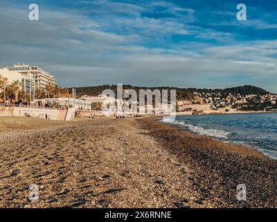 Sonnenuntergang am Strand von Nizza, an der französischen Riviera Stockfoto