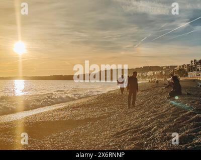 Sonnenuntergang am Strand von Nizza, an der französischen Riviera Stockfoto