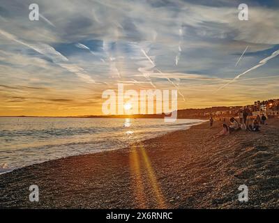 Sonnenuntergang am Strand von Nizza, an der französischen Riviera Stockfoto
