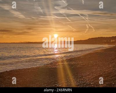 Sonnenuntergang am Strand von Nizza, an der französischen Riviera Stockfoto