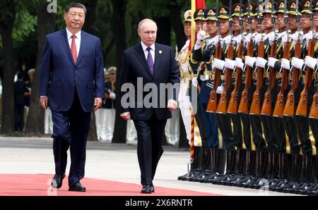 Peking, China. Mai 2024. Der russische Präsident Wladimir Putin, rechts, wird vom chinesischen Präsidenten Xi Jinping, links, während der Überprüfung der Ehrenwache bei der formellen Ankunftszeremonie vor der Großen Halle des Volkes am 16. Mai 2024 in Peking, China, begleitet. Kreml Pool/Russian Presential Press Service/Alamy Live News Stockfoto