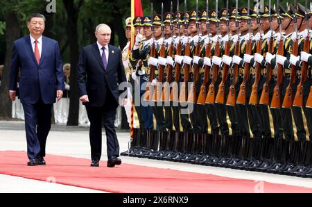 Peking, China. Mai 2024. Der russische Präsident Wladimir Putin, rechts, wird vom chinesischen Präsidenten Xi Jinping, links, während der Überprüfung der Ehrenwache bei der formellen Ankunftszeremonie vor der Großen Halle des Volkes am 16. Mai 2024 in Peking, China, begleitet. Kreml Pool/Russian Presential Press Service/Alamy Live News Stockfoto